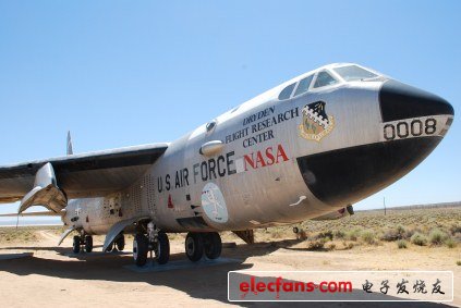 NASA 5-52：上圖是U.S. Air Force/NASA B-52，這是用來為一系列裝有火箭發(fā)動機(jī)的航天器進(jìn)行墜落測試的