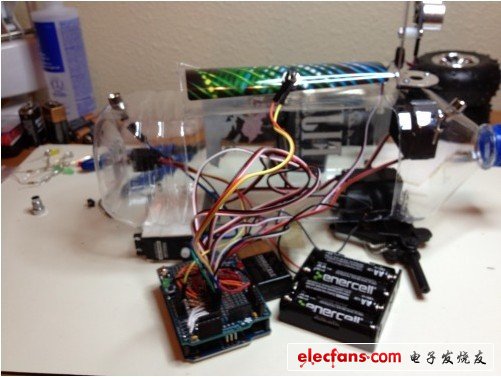 在Fiji水瓶的狹窄空間里面進(jìn)行布置的事情，我希望我可以輕易地將Arduino開發(fā)板上如傳感器、伺服電機(jī)等所有器件輕易的連接上