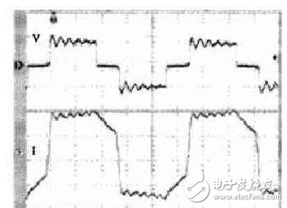 圖3 　使用普通功率母排時變壓器初級電壓、電流波形